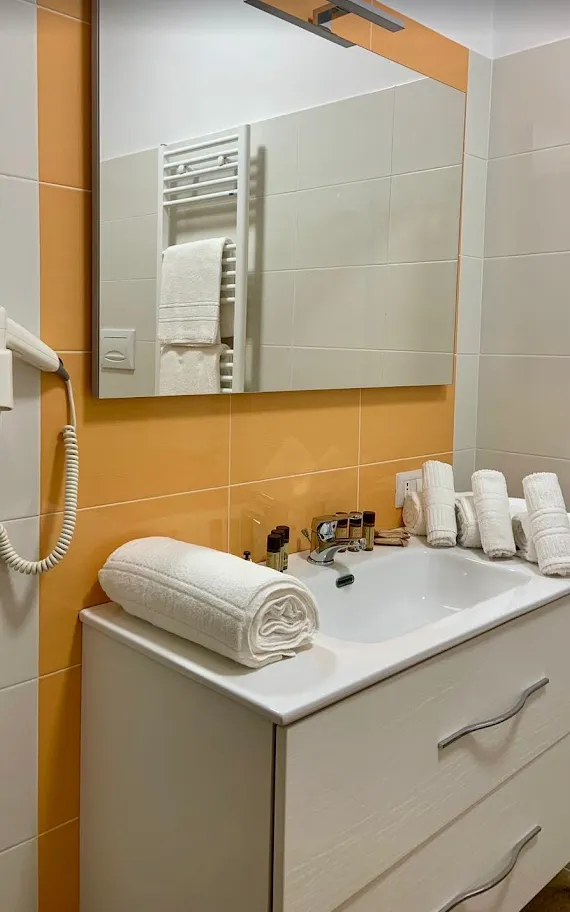 Un bagno con le piastrelle arancio