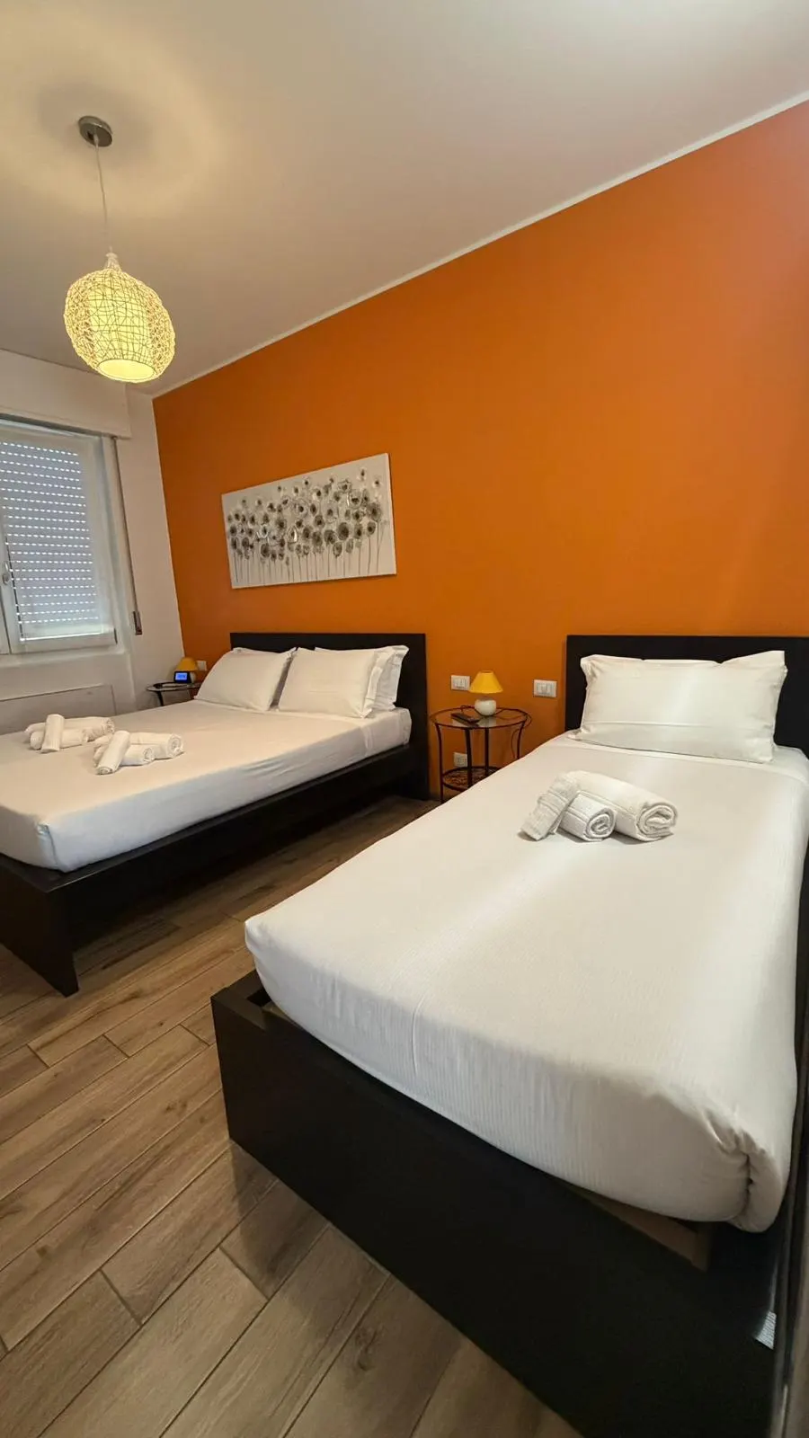 La camera arancio, con letto matrimoniale e letto singolo