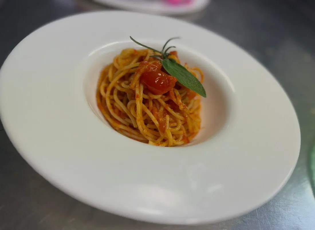 Spaghetti al pomodoro fresco con basilico