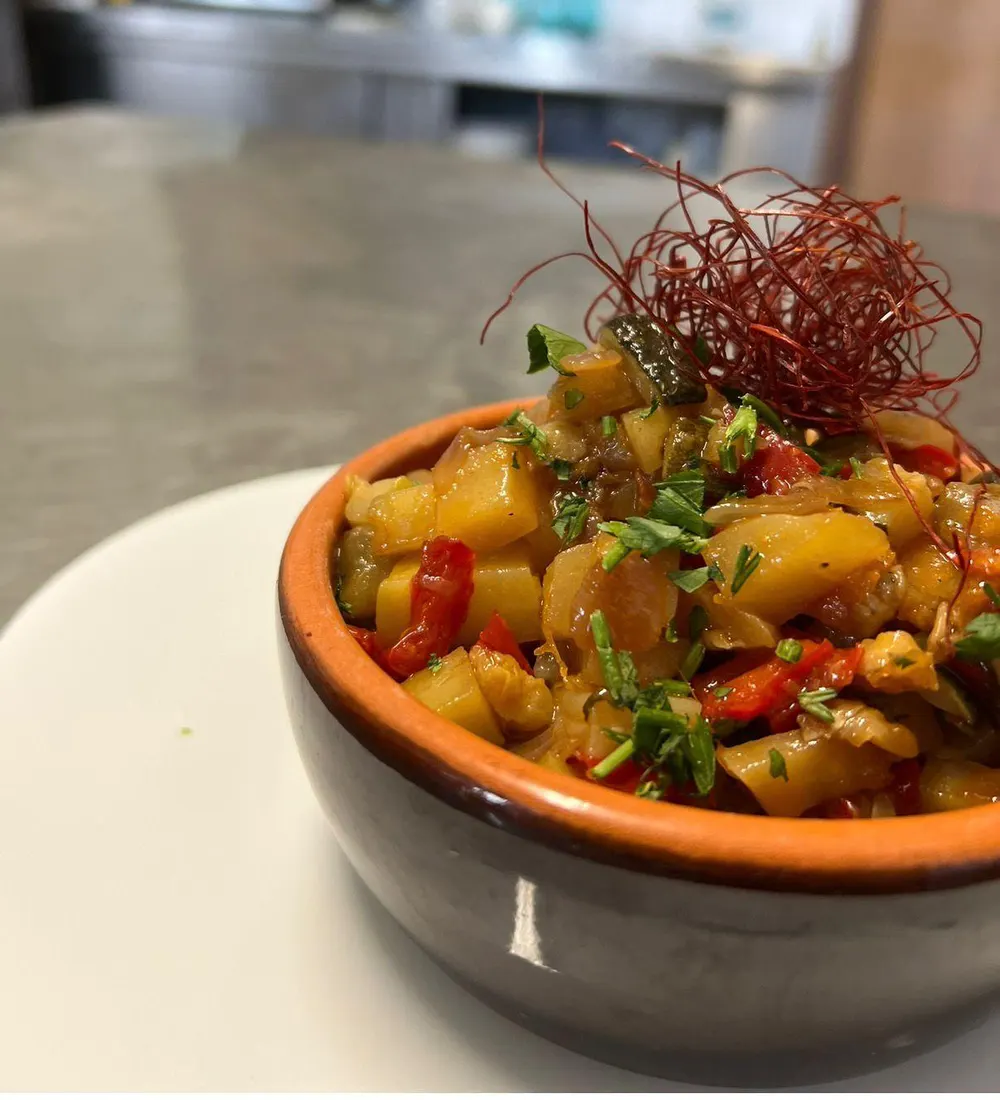 Spezzatino con patate e peperoni in un coccio