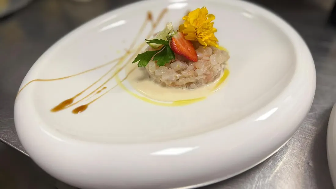 Tartare con fragola e fiore
