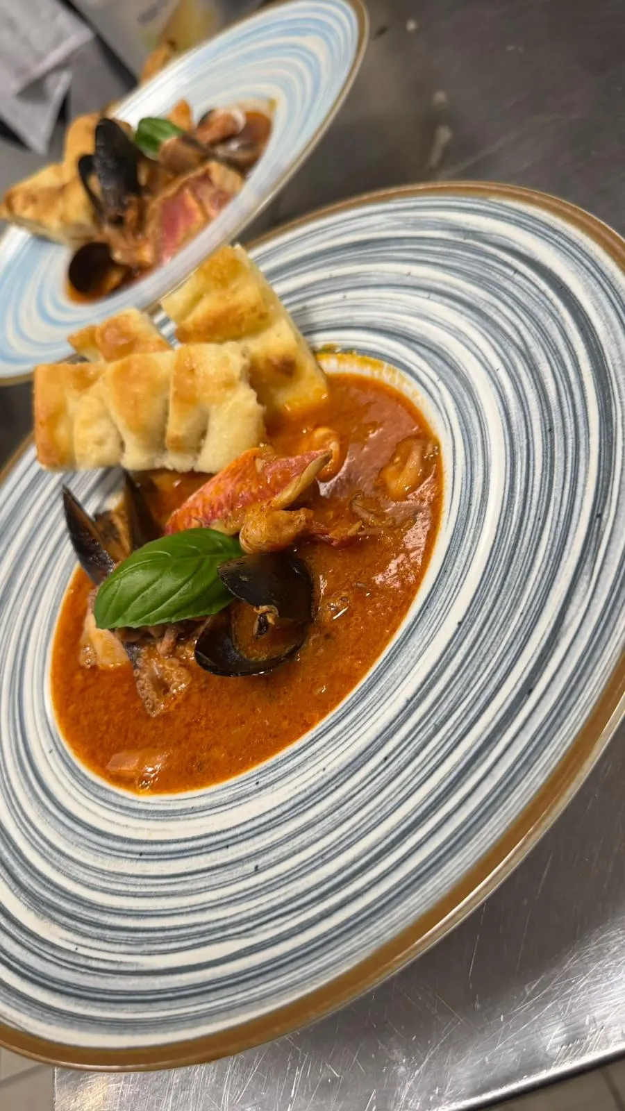 Una zuppa di pesce con cozze e crostini