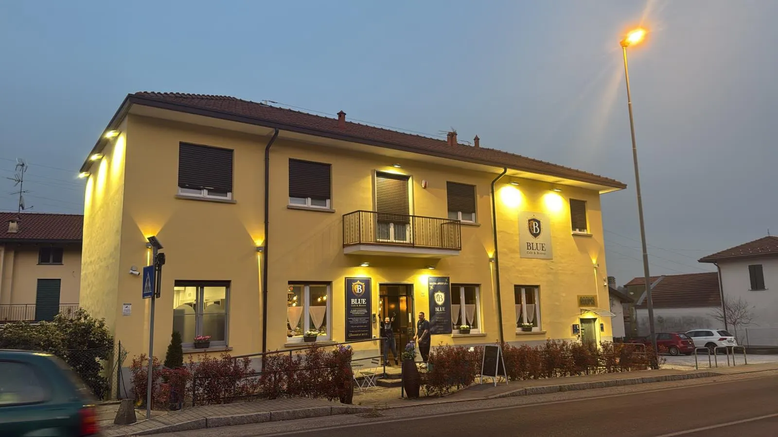 La casa gialla del Blue la sera, con le luci accese sulla facciata